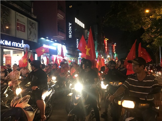 Đường phố Sài Gòn ngập tràn cờ đỏ sao vàng mừng U23 Việt Nam - ảnh 7