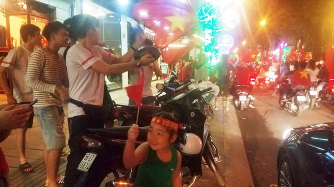 TPHCM: Xoong nồi xuống phố mừng U23 Việt Nam vào chung kết - ảnh 9