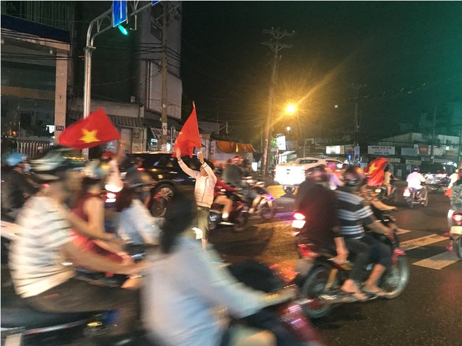 Đường phố Sài Gòn ngập tràn cờ đỏ sao vàng mừng U23 Việt Nam - ảnh 4