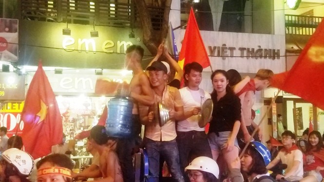 TPHCM: Xoong nồi xuống phố mừng U23 Việt Nam vào chung kết - ảnh 5