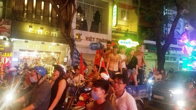 TPHCM: Xoong nồi xuống phố mừng U23 Việt Nam vào chung kết - ảnh 11