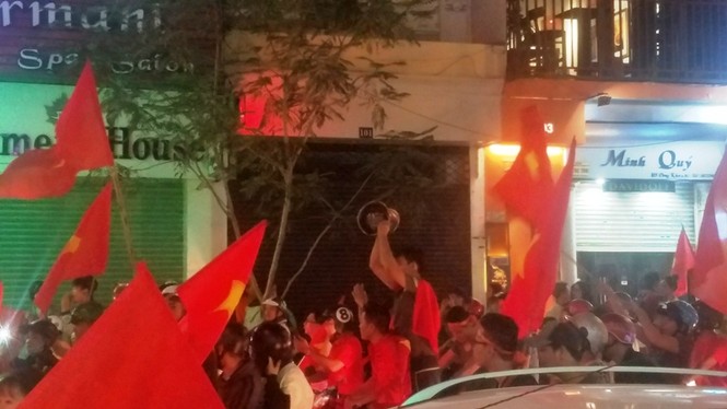 TPHCM: Xoong nồi xuống phố mừng U23 Việt Nam vào chung kết - ảnh 6