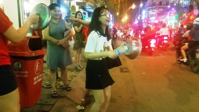 TPHCM: Xoong nồi xuống phố mừng U23 Việt Nam vào chung kết - ảnh 7