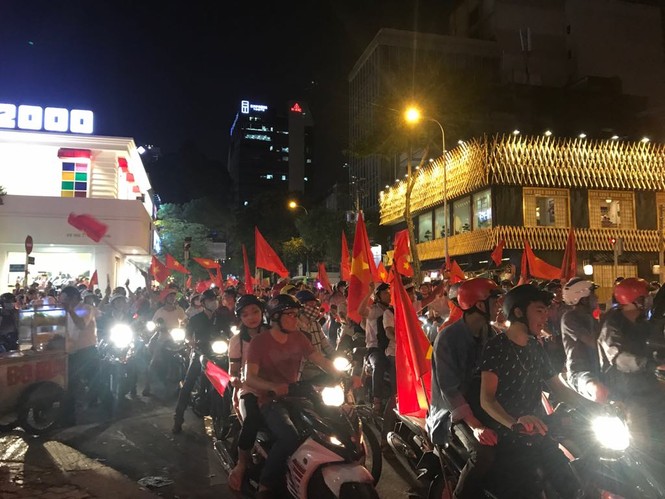 Đường phố Sài Gòn ngập tràn cờ đỏ sao vàng mừng U23 Việt Nam - ảnh 1