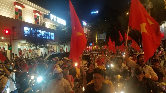 Đường phố Sài Gòn ngập tràn cờ đỏ sao vàng mừng U23 Việt Nam - ảnh 3