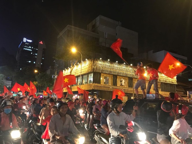 Đường phố Sài Gòn ngập tràn cờ đỏ sao vàng mừng U23 Việt Nam - ảnh 2