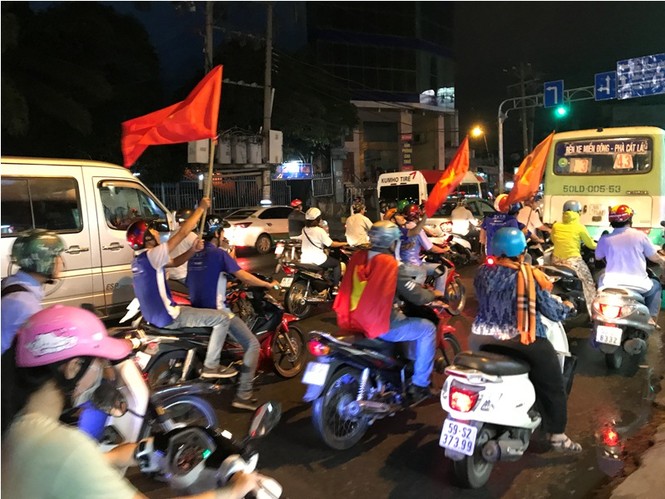 Đường phố Sài Gòn ngập tràn cờ đỏ sao vàng mừng U23 Việt Nam - ảnh 11