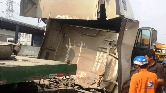 Kinh hoàng cuộn sắt hơn 20 tấn đè bẹp cabin ô tô - ảnh 1