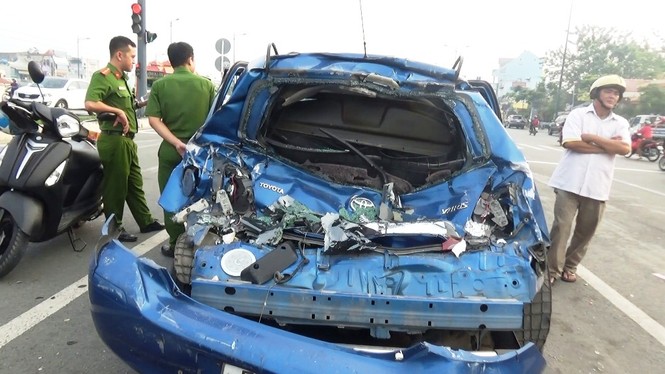 Xế hộp bẹp dúm sau cú tông liên hoàn giữa 4 ô tô - ảnh 1