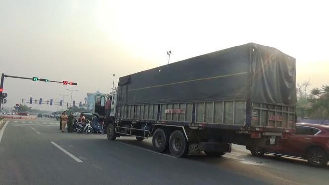 Xế hộp bẹp dúm sau cú tông liên hoàn giữa 4 ô tô - ảnh 3