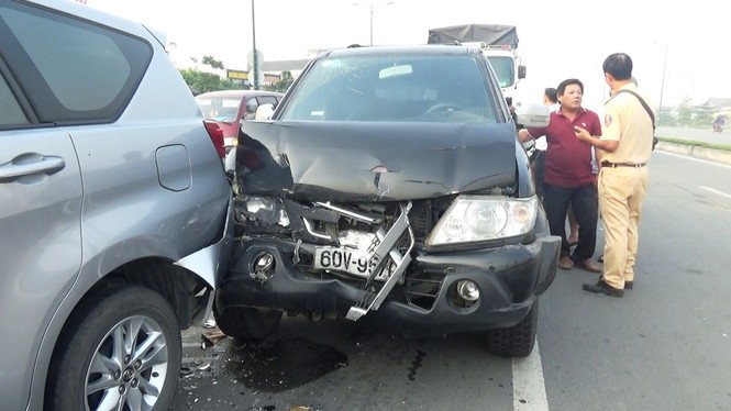 Xế hộp bẹp dúm sau cú tông liên hoàn giữa 4 ô tô - ảnh 2