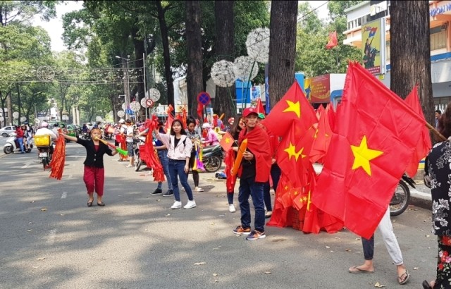 Đường phố Sài Gòn rợp cờ hoa trước chung kết của U23 Việt Nam - ảnh 7