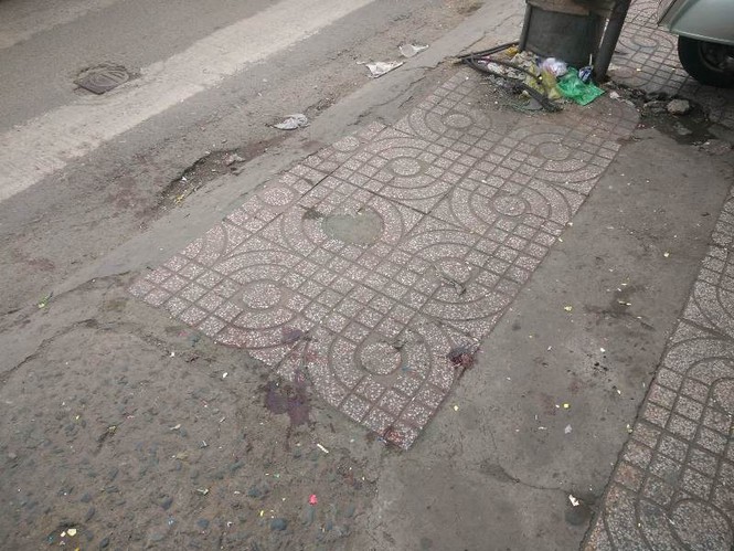 Tài xế mặc áo Grabbike rút 'hàng nóng' đâm gục người sau va chạm - ảnh 2