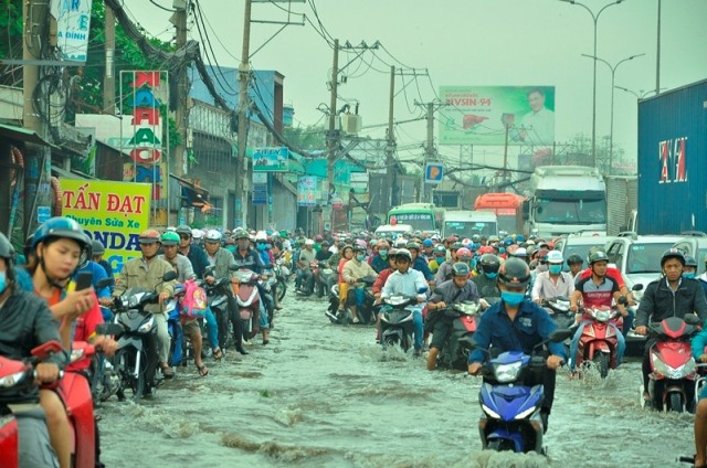 Triều cường bất ngờ đạt đỉnh, đường Sài Gòn ngập nặng - ảnh 4
