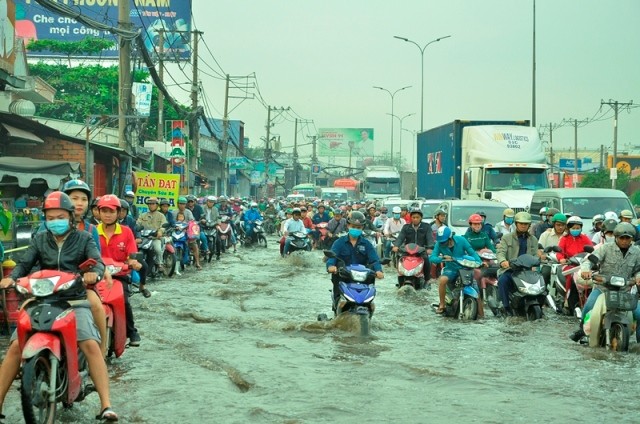 Triều cường bất ngờ đạt đỉnh, đường Sài Gòn ngập nặng - ảnh 5