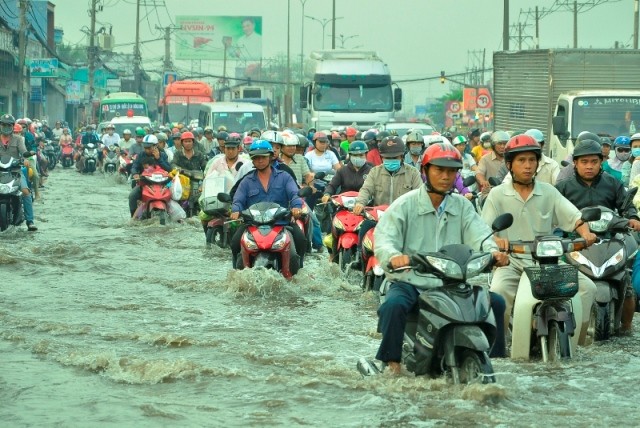 Triều cường bất ngờ đạt đỉnh, đường Sài Gòn ngập nặng - ảnh 3