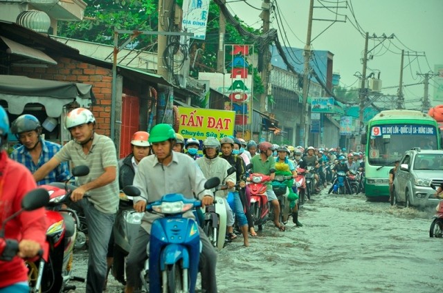 Triều cường bất ngờ đạt đỉnh, đường Sài Gòn ngập nặng - ảnh 7