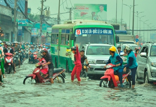 Triều cường bất ngờ đạt đỉnh, đường Sài Gòn ngập nặng - ảnh 2