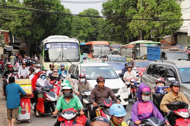 Cửa ngõ Sài Gòn hỗn loạn chiều 24 Tết - ảnh 2