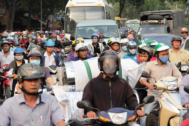 Cửa ngõ Sài Gòn hỗn loạn chiều 24 Tết - ảnh 3