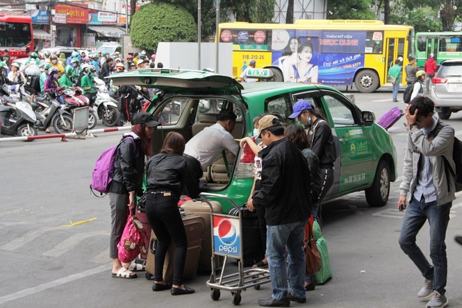 Cửa ngõ Sài Gòn hỗn loạn chiều 24 Tết - ảnh 6