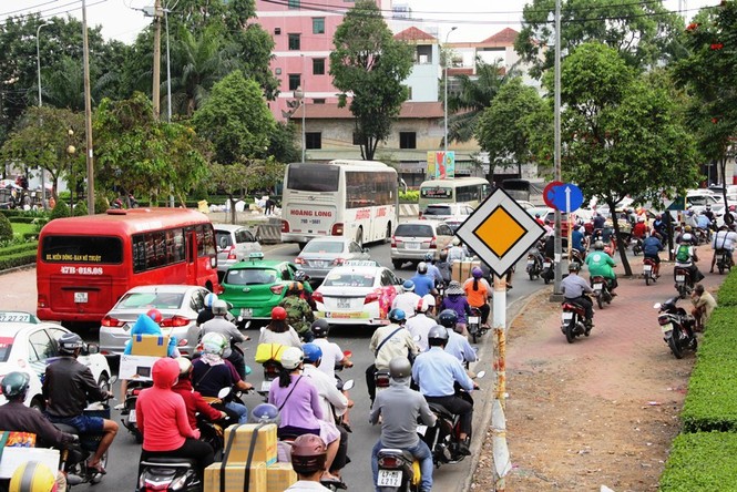Cửa ngõ Sài Gòn hỗn loạn chiều 24 Tết - ảnh 13