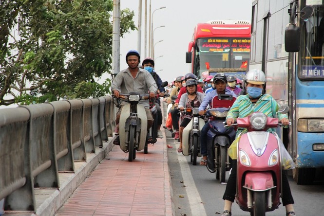 Cửa ngõ Sài Gòn hỗn loạn chiều 24 Tết - ảnh 11