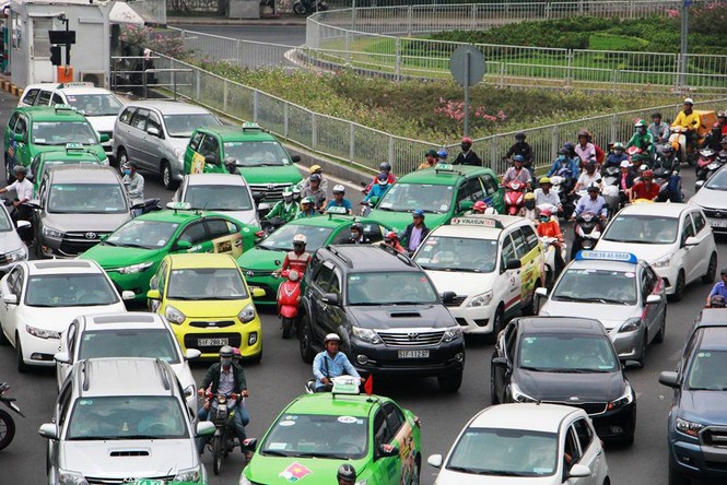 Cửa ngõ sân bay Tân Sơn Nhất kẹt xe kinh hoàng chiều 25 Tết - ảnh 2