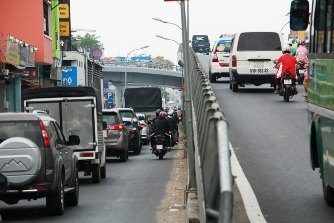 Cửa ngõ sân bay Tân Sơn Nhất kẹt xe kinh hoàng chiều 25 Tết - ảnh 4