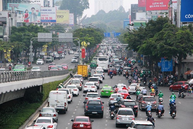 Cửa ngõ sân bay Tân Sơn Nhất kẹt xe kinh hoàng chiều 25 Tết - ảnh 3