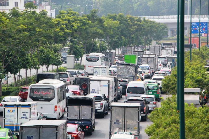 Cửa ngõ sân bay Tân Sơn Nhất kẹt xe kinh hoàng chiều 25 Tết - ảnh 5