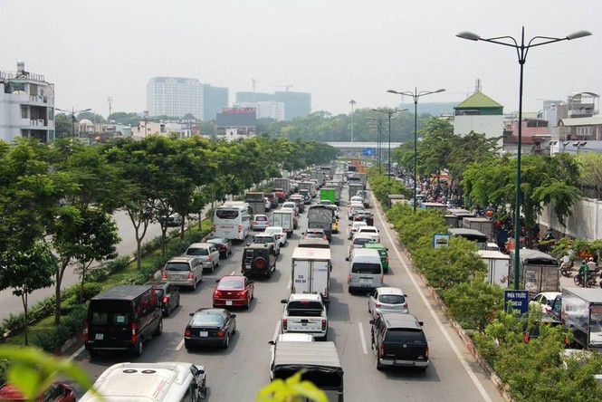 Cửa ngõ sân bay Tân Sơn Nhất kẹt xe kinh hoàng chiều 25 Tết - ảnh 6