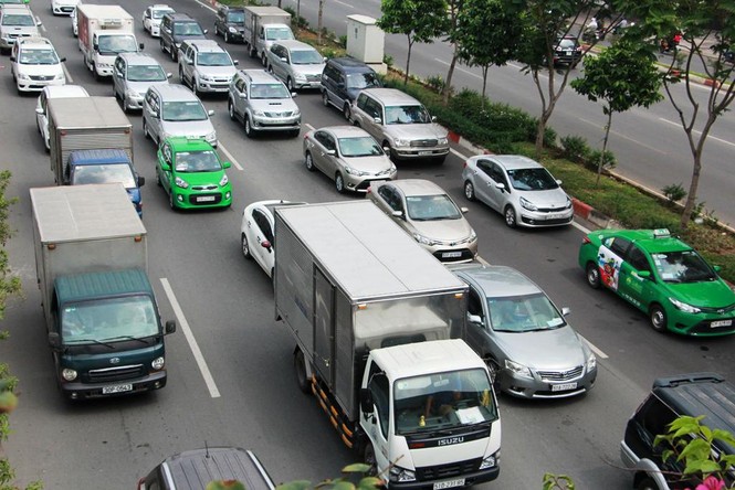 Cửa ngõ sân bay Tân Sơn Nhất kẹt xe kinh hoàng chiều 25 Tết - ảnh 7