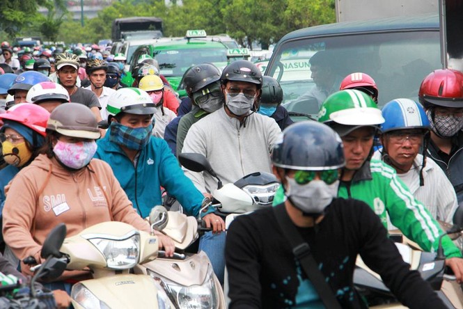 Cửa ngõ sân bay Tân Sơn Nhất kẹt xe kinh hoàng chiều 25 Tết - ảnh 8