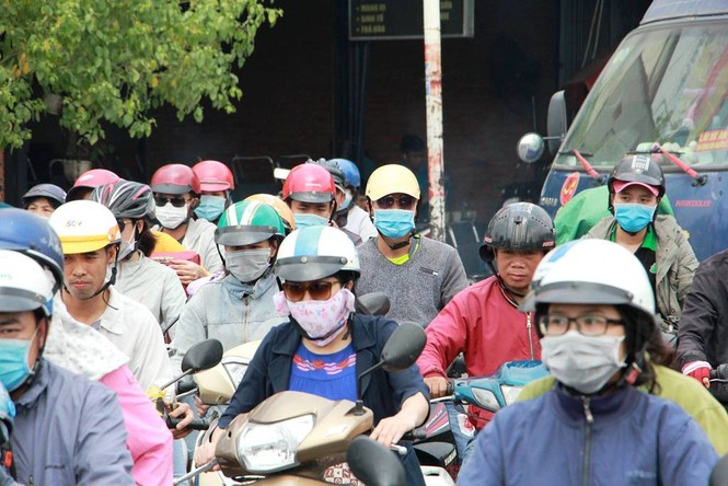 Cửa ngõ sân bay Tân Sơn Nhất kẹt xe kinh hoàng chiều 25 Tết - ảnh 9