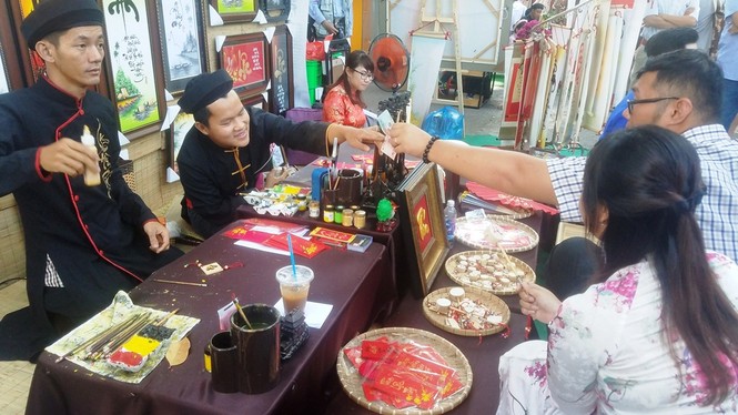 Bà Đồ trổ tài cho chữ ở phố ông Đồ - ảnh 2