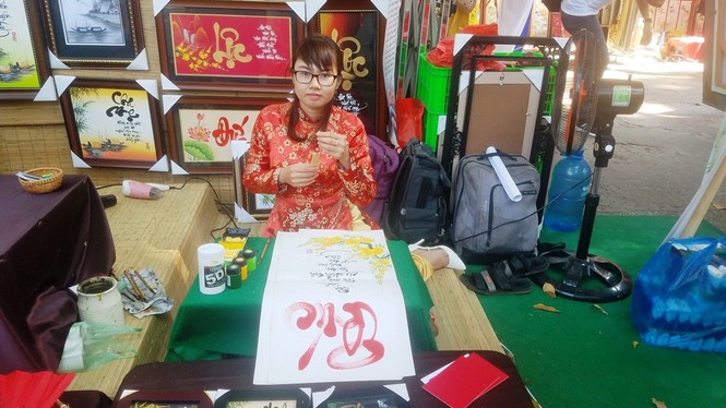 Bà Đồ trổ tài cho chữ ở phố ông Đồ - ảnh 3