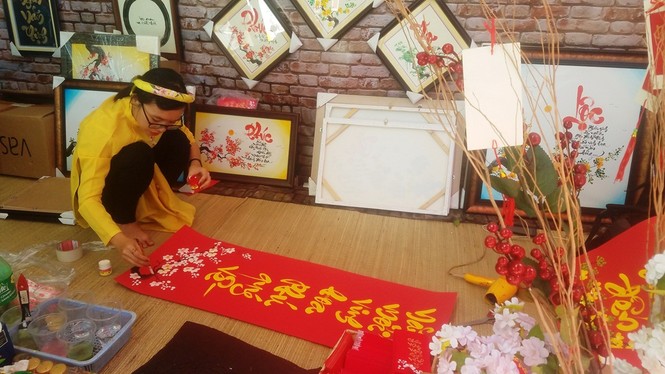 Bà Đồ trổ tài cho chữ ở phố ông Đồ - ảnh 4