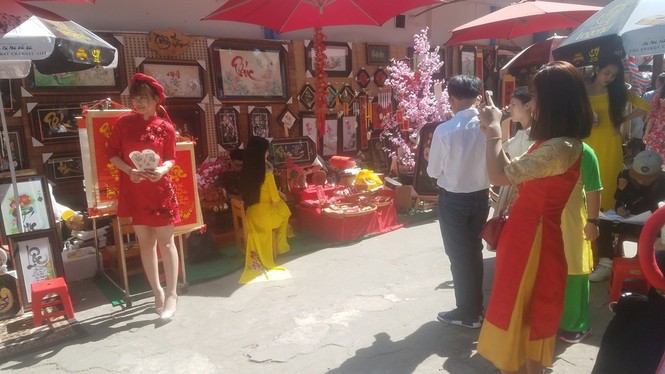 Bà Đồ trổ tài cho chữ ở phố ông Đồ - ảnh 14