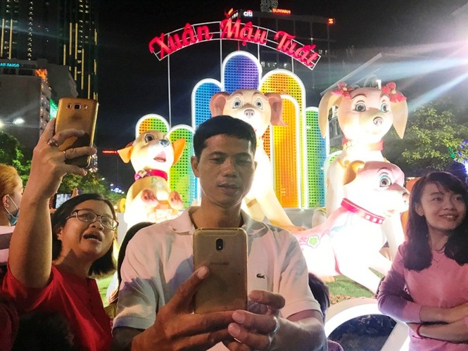 Sài Gòn rực rỡ trước thời khắc giao thừa - ảnh 5