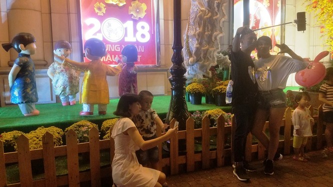 Sài Gòn rực rỡ trước thời khắc giao thừa - ảnh 3