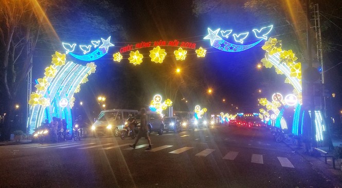 Sài Gòn rực rỡ trước thời khắc giao thừa - ảnh 11