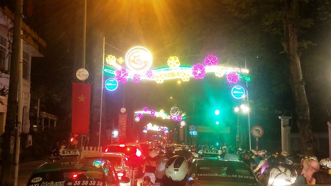 Sài Gòn rực rỡ trước thời khắc giao thừa - ảnh 7