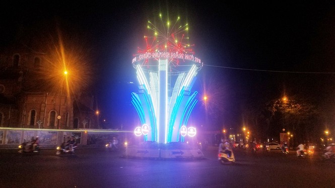 Sài Gòn rực rỡ trước thời khắc giao thừa - ảnh 9