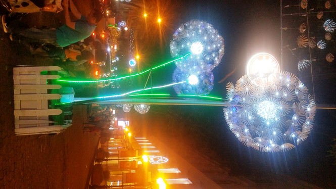 Sài Gòn rực rỡ trước thời khắc giao thừa - ảnh 10