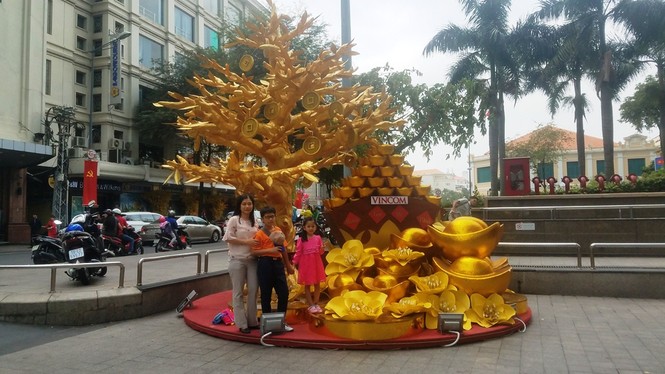 Sài Gòn rực rỡ trước thời khắc giao thừa - ảnh 12