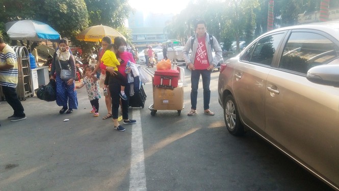 Bến xe ở Sài Gòn vẫn tấp nập hành khách chiều 30 Tết - ảnh 5