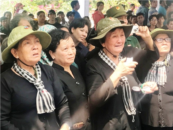Nghẹn ngào giây phút tiễn biệt bác Sáu Khải về đất mẹ - ảnh 8