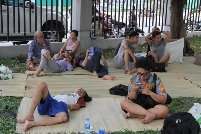 Dân chung cư Carina Plaza lâm cảnh 'màn trời chiếu đất' sau vụ cháy - ảnh 1