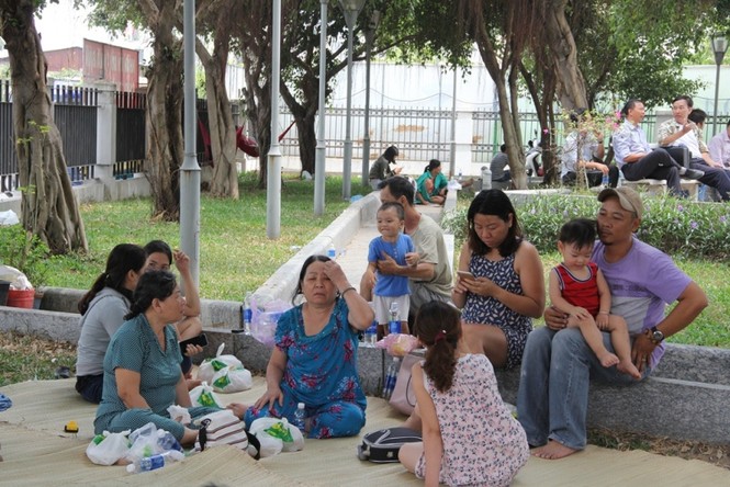 Dân chung cư Carina Plaza lâm cảnh 'màn trời chiếu đất' sau vụ cháy - ảnh 2